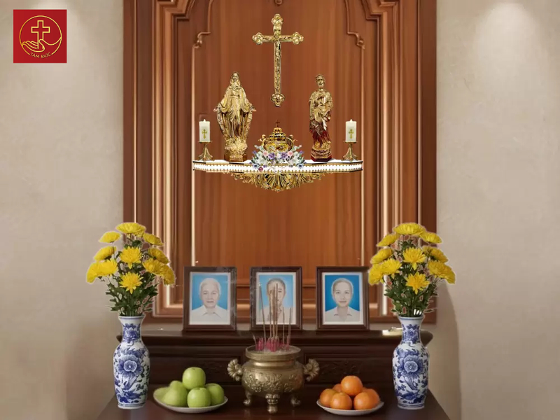 Bàn thờ gia tiên Công giáo đặt tại phòng khách, trang trọng với thánh giá làm trung tâm, thể hiện sự hiếu kính tổ tiên trong Đức tin Kitô giáo