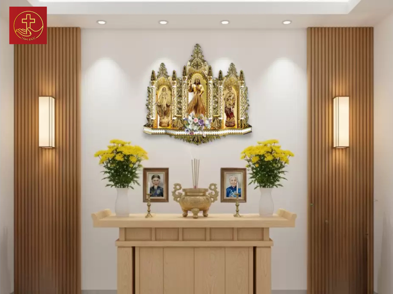 Mẫu bàn thờ ông bà của người Công Giáo tông màu vàng nhạt hiện đại, sang trọng, tạo nên không gian thờ đầy tính thẩm mỹ