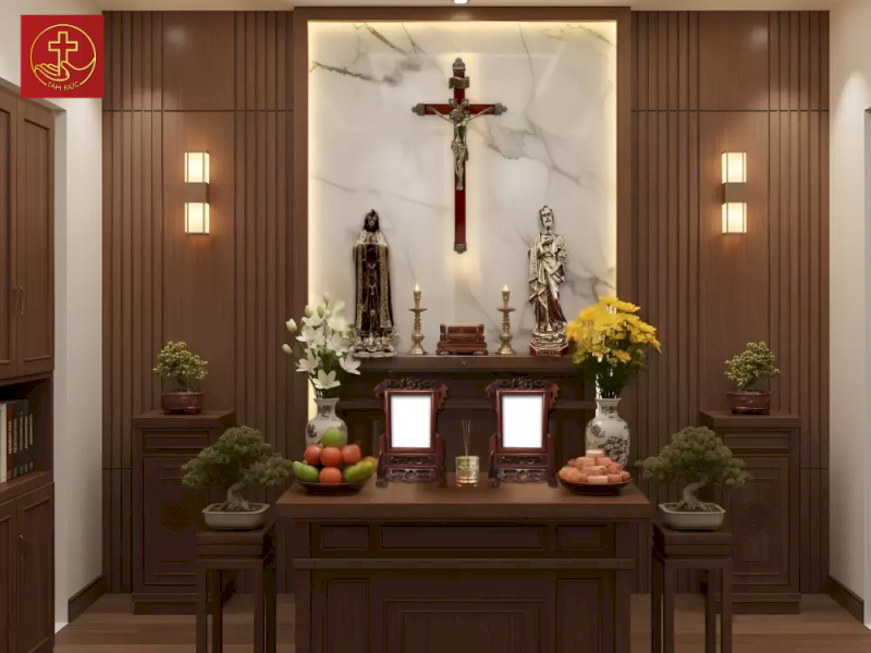 Bàn thờ Chúa mẫu đương đại kích thước lớn trong phòng thờ gỗ kết hợp với bàn thờ gia tiên, giữ trọn sự trang nghiêm và hài hòa cho không gian thờ