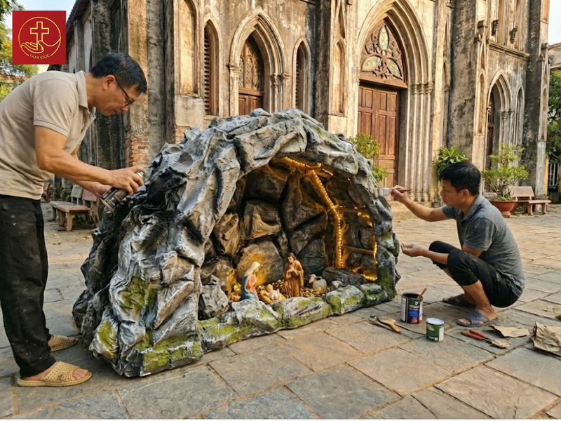 Phun sơn tạo khối sáng tối và điểm xuyết màu xanh rêu giúp hang đá trở nên sinh động và có chiều sâu.