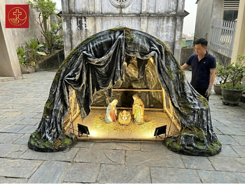 Hang đá hoàn thiện sau khi sơn màu tạo khối và bố trí ánh sáng chiếu điểm làm nổi bật vẻ uy nghiêm.
