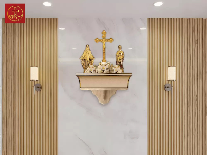Bàn thờ Công giáo SFU-No.09 chất liệu Hợp kim cao cấp mạ PVD Gold, kết hợp cụm hoa thờ trang nhã đặt trên kệ bo viền ánh kim; thiết kế tinh tế, phù hợp với phòng khách hiện đại mang tông sáng.