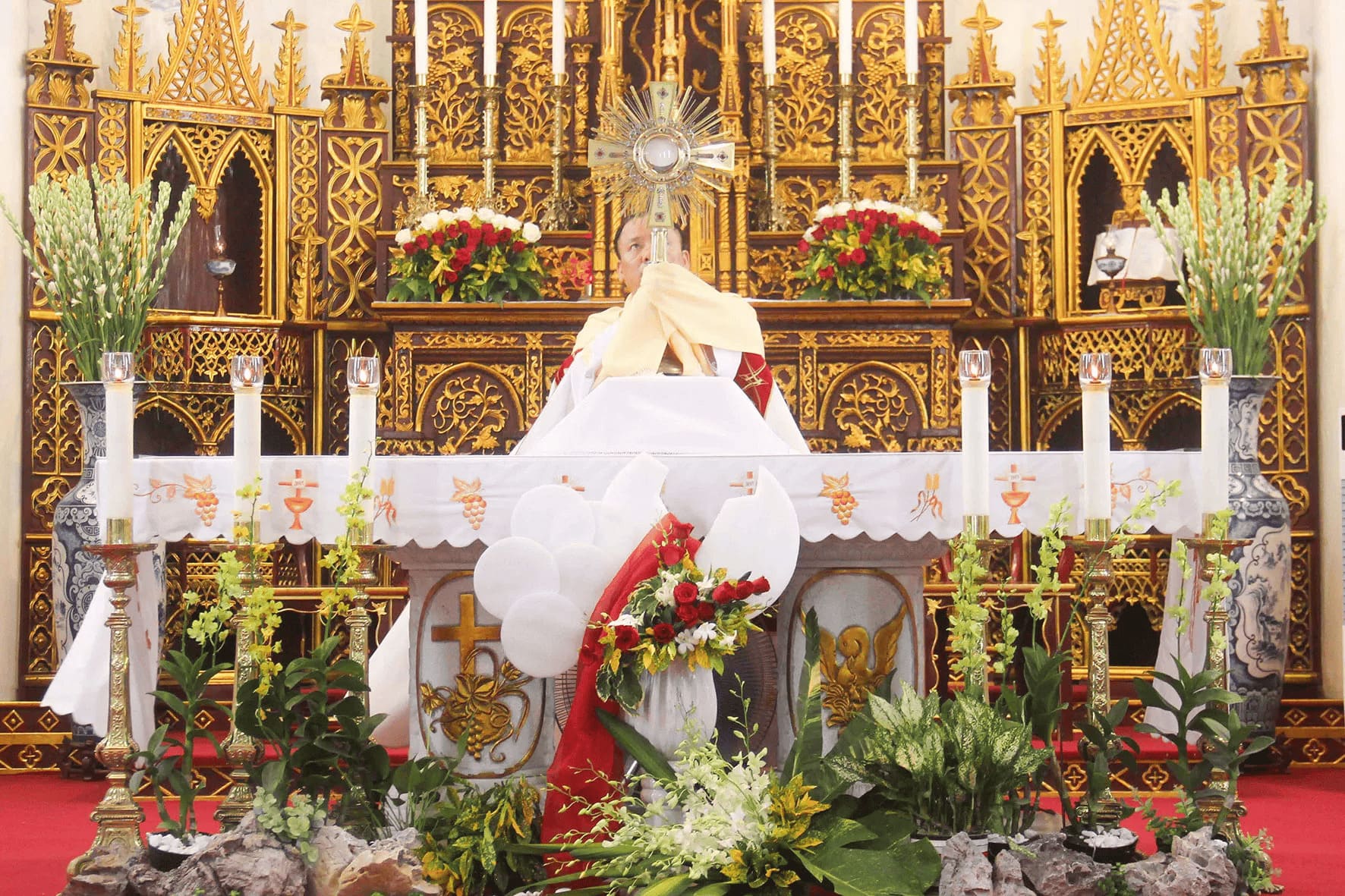 2-4-trang-tri-ban-tho-cong-giao-cac-ngay-le-duc-me-maria 2 4 Trang Tri Ban Tho Cong Giao Cac Ngay Le Duc Me Maria