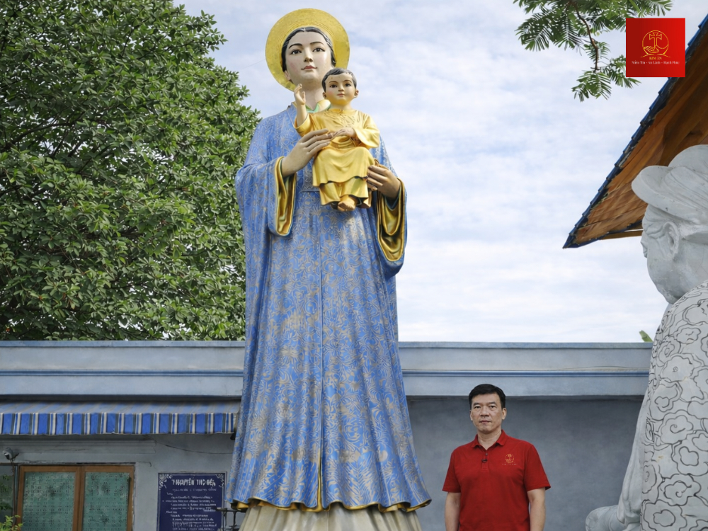 Nghệ nhân Đỗ Xuân Ngọc bên cạnh bức tượng Đức Mẹ La Vang cao 6m