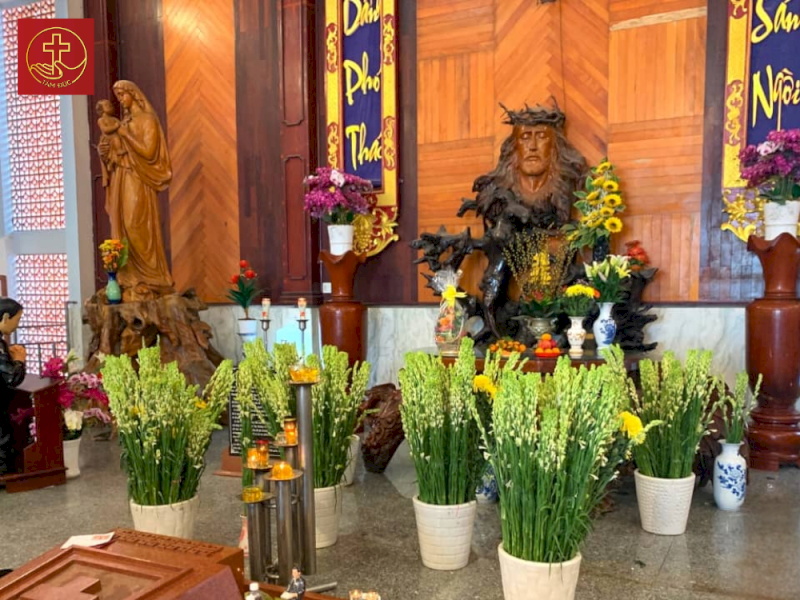 Không gian thờ phượng ấm cúng và trang nghiêm bên mộ phần Cha Diệp, nơi luôn ngập tràn hoa tươi và những lời cầu nguyện của khách hành hương.
