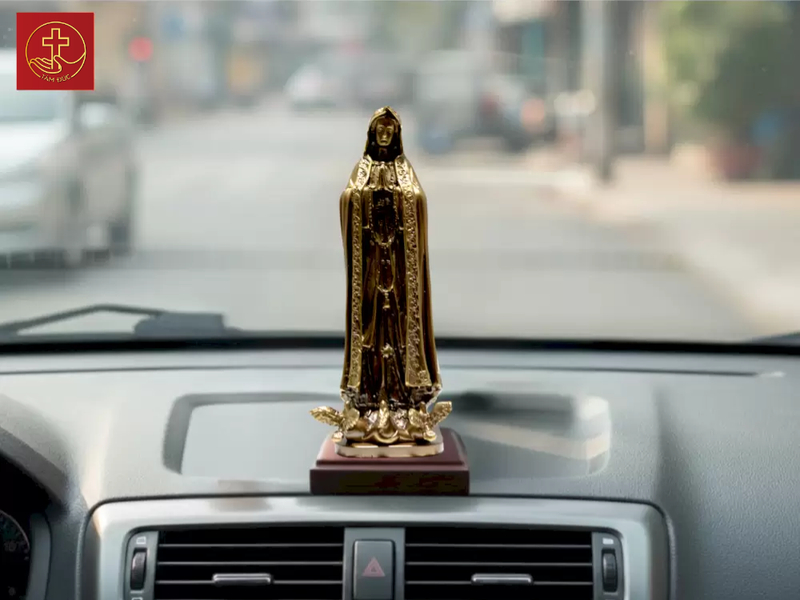 Bài trí tượng Đức Mẹ Fatima 15cm trang nghiêm trên taplo xe ô tô.