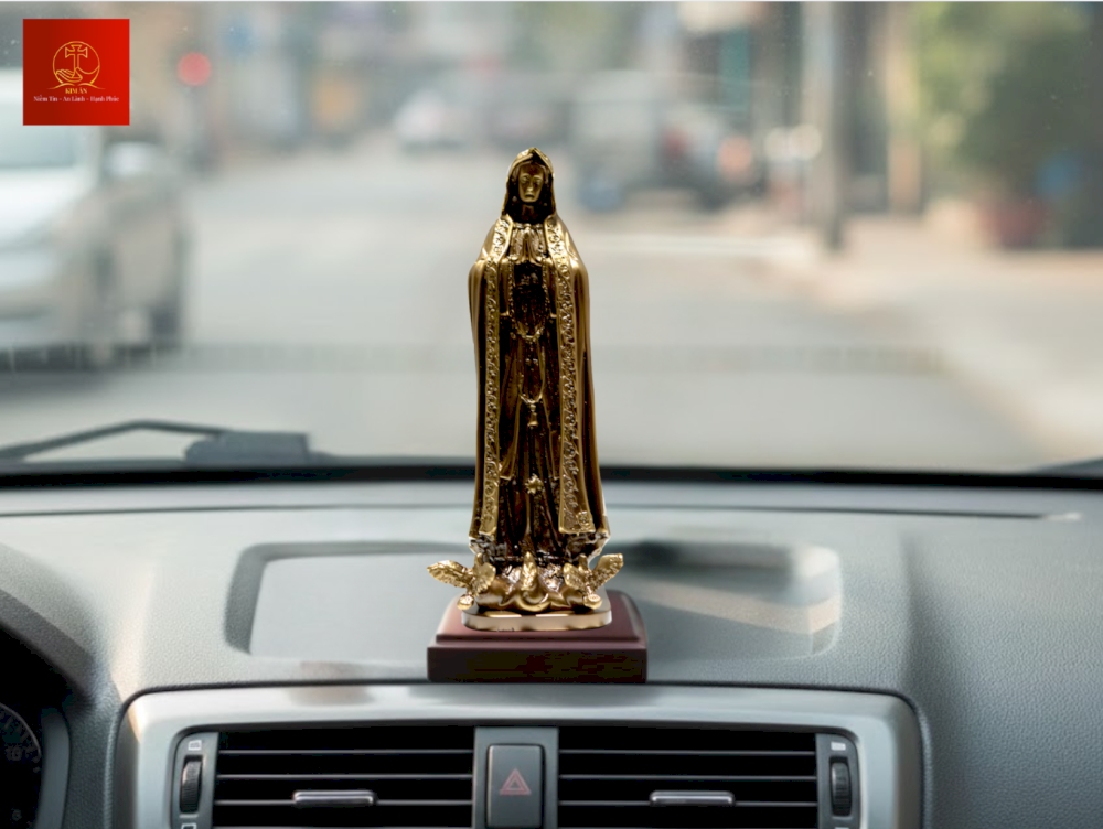 bai-tri-tuong-duc-me-fatima-15cm-trang-nghiem-tren-taplo-xe-o-to Bài trí tượng Đức Mẹ Fatima 15cm trang nghiêm trên taplo xe ô tô.