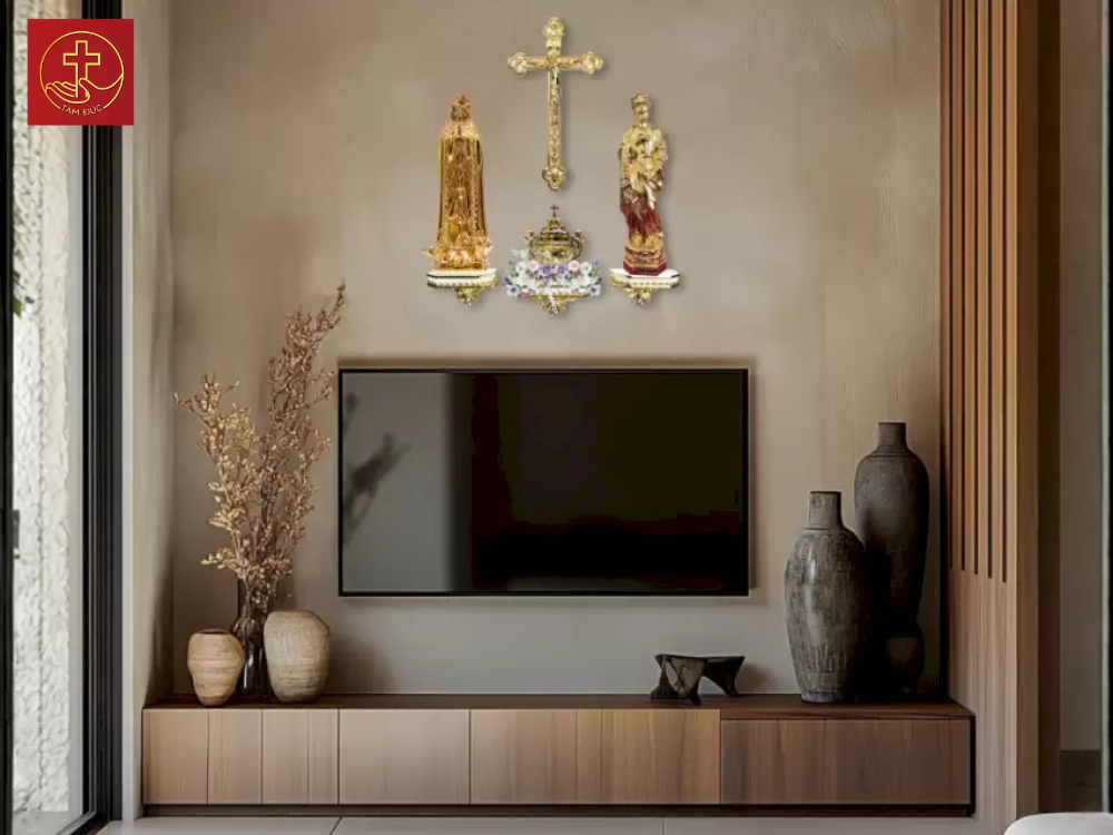 Bàn thờ Công giáo gồm Thánh Giá, tượng Đức Mẹ Fatima, và tượng Thánh Giuse