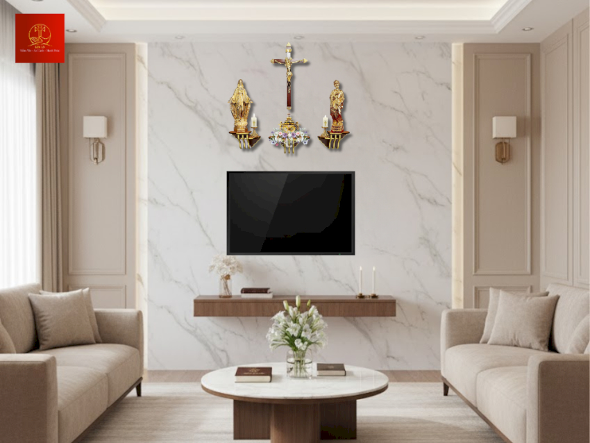 ban-tho-cong-giao-voi-ke-go-vien-kim-loai-trong-phong-khach-hien-dai Bàn thờ Công giáo với kệ gỗ viền kim loại trong phòng khách hiện đại