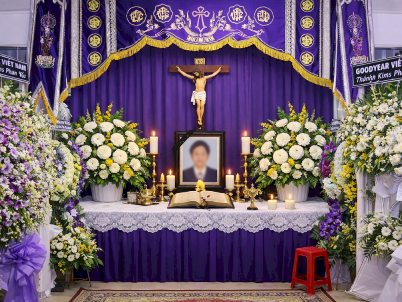 Bàn thờ đám tang Công giáo (hay còn gọi là bàn thờ tang) là không gian thờ tự tạm thời được thiết lập tại nơi quàn linh cữu ngay khi có người trong gia đình qua đời.