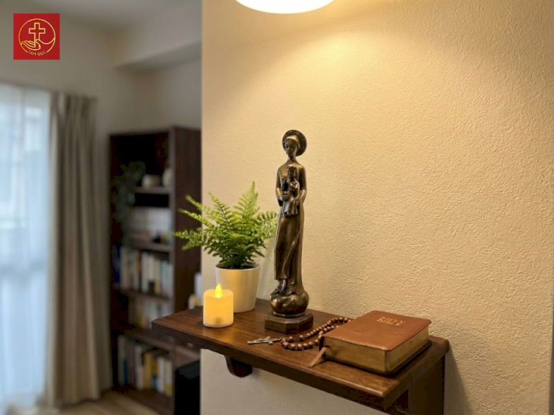 Bàn thờ Đức Mẹ với tượng Đức Mẹ La Vang cao 24cm (MLV-505024-D), phù hợp cho gia đình Công giáo Việt