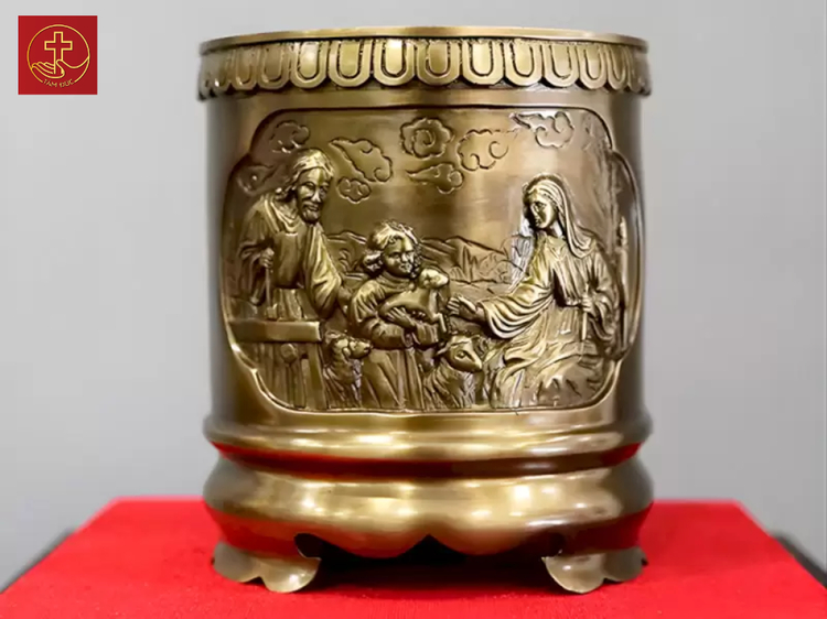 Bát hương đồng mẫu tròn nhỏ gọn tinh tế, kích thước: Cao 13cm x Rộng 11.5/14.5cm.