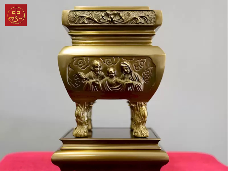 Bát hương được chế tác từ đồng thau cao cấp, kích thước: Rộng 12cm x Cao 20cm.