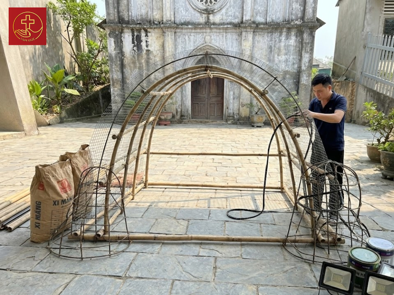 Dựng khung vòm bằng sắt hoặc tre và cố định lưới mắt cáo bao trùm toàn bộ để tạo cốt cho hang đá.
