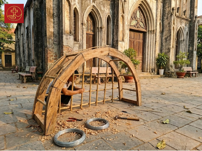 Dựng khung cốt vững chắc bằng tre hoặc gỗ để định hình vòm hang và các khối núi phụ.