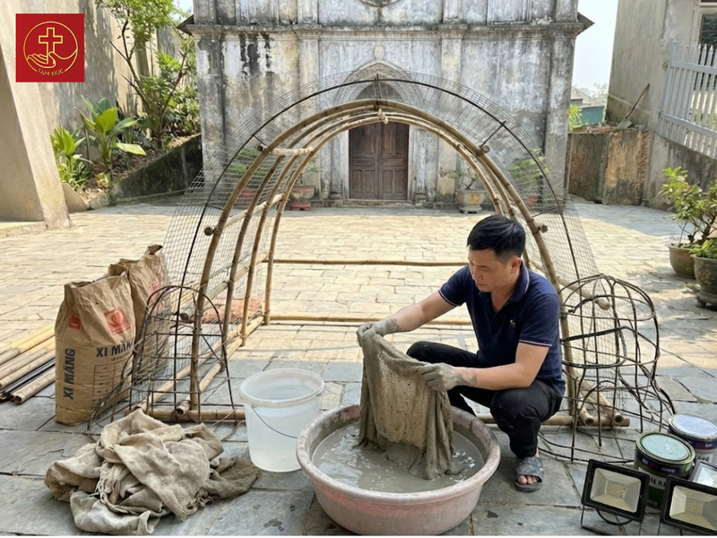 Nhúng tấm vải ngập trong hỗn hợp xi măng pha loãng để hồ thấm đều vào từng thớ vải trước khi tạo hình.