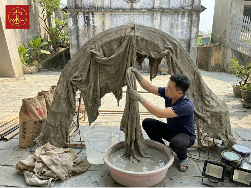 Phủ vải đã tẩm xi măng lên khung lưới và khéo léo tạo các nếp gấp rủ xuống tự nhiên như thạch nhũ.