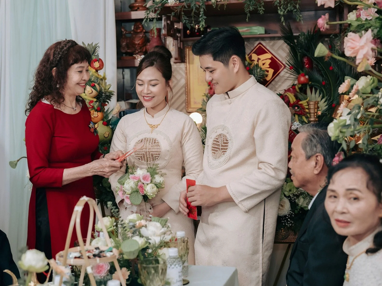 Cha hoặc mẹ cô dâu gửi gắm những lời nhắn nhủ đầy yêu thương đến đôi tân hôn trong ngày lễ gia tiên Công giáo