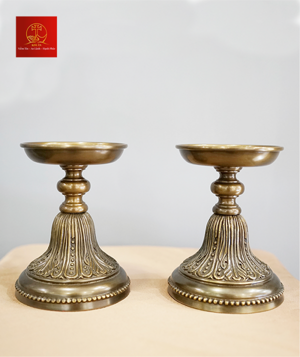 Chân Nến Đế Bông