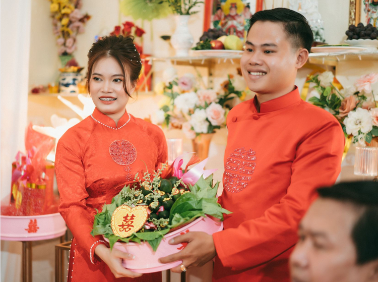 Cô dâu và chú rể cùng dâng trầu cau và thắp hương trước bàn thờ gia tiên nhà trai