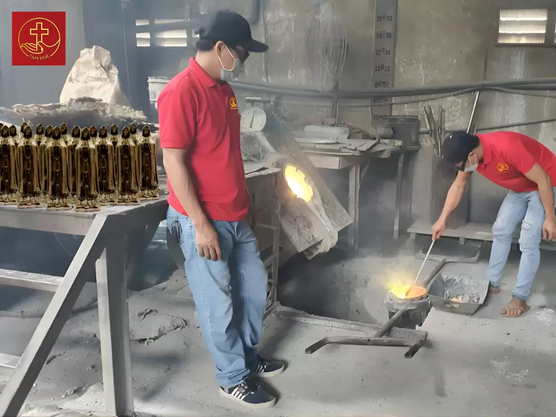 Công nghệ đúc hiện đại giúp diện mạo tượng Mẹ Fatima láng mịn.