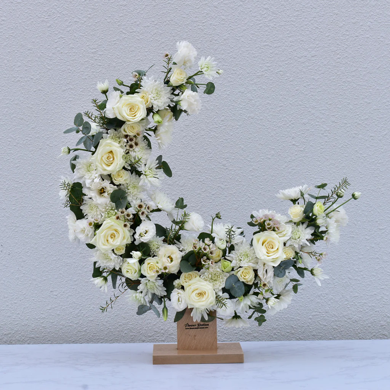 Dáng cắm hoa hình bán nguyệt yêu cầu sự tinh tế, với các cành hoa xếp cong đối xứng về hai phía