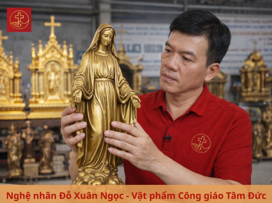 Nghệ nhân Đỗ Xuân Ngọc bên cạnh sản phẩm tượng Đức mẹ Ban ơn được đúc với chuẩn mực Âu Mỹ