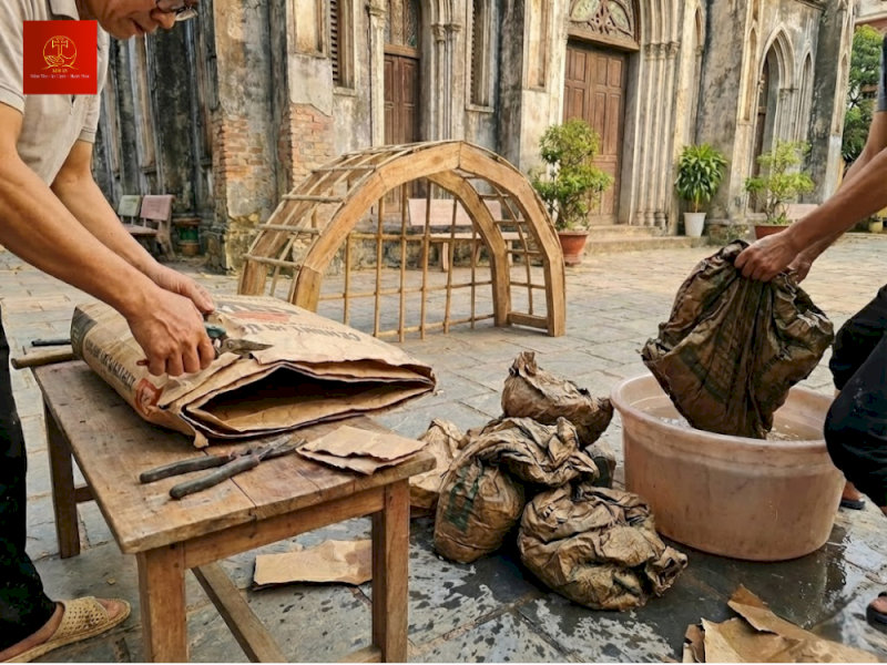 image17-94db889e-33f1-4d01-861a-db563c25e74a Cắt và vò nát vỏ bao xi măng thật kỹ trong nước