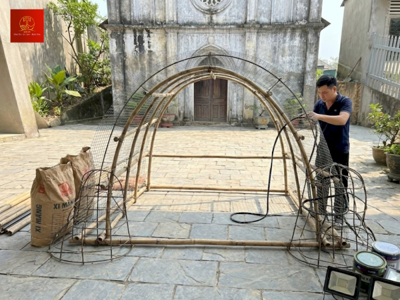image23-100a48b0-980c-4f24-a5bb-7861ae10ab11 Dựng khung vòm bằng sắt hoặc tre và cố định lưới mắt cáo bao trùm toàn bộ