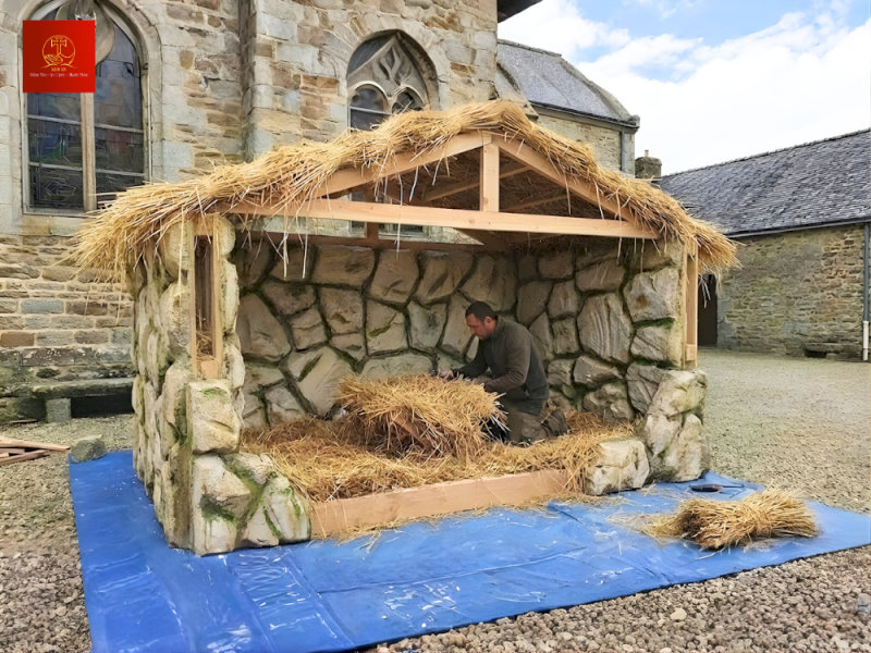 image3-ea5b500e-6abd-4648-a690-58ae42b668d8 Khi phủ rơm, chú ý phần rơm ở “máng cỏ” nên lót dày hơn để đặt tượng Chúa Hài Đồng