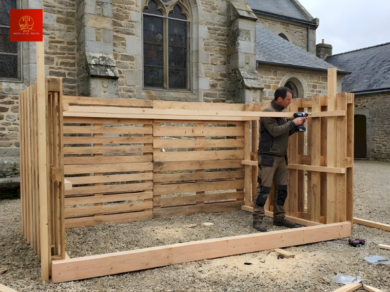 image35-ed7c8549-626f-4015-b44b-63c8f67065a8 Lắp phần khung gỗ, sau đó kiểm tra độ chắc bằng cách lắc nhẹ, khung không rung là đạt.