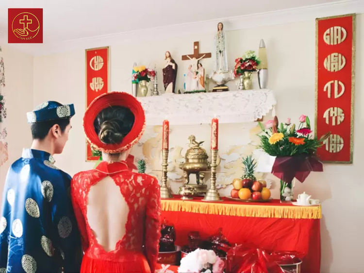 Lễ gia tiên Công giáo được thực hiện dưới hình thức cầu nguyện, không phải cúng bái thần linh đa thần (Nguồn ảnh: Internet)