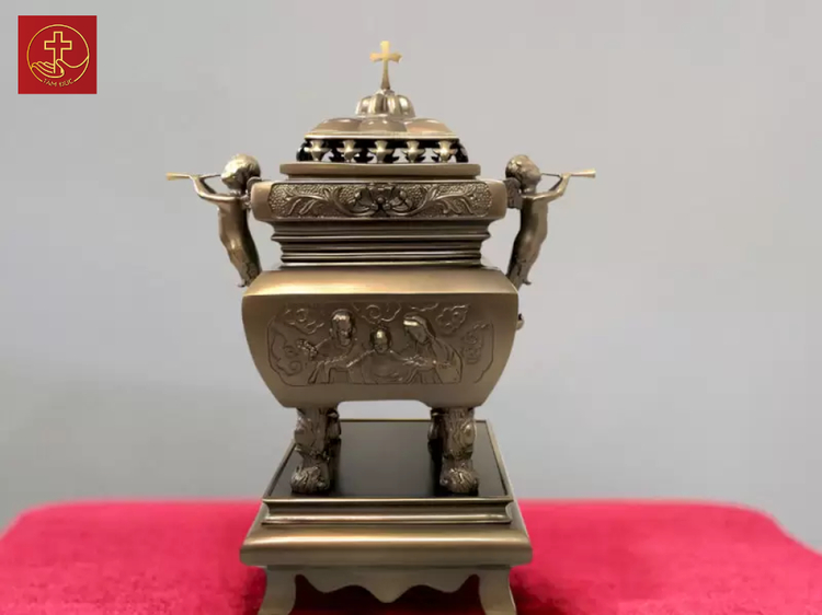 Lư hương làm từ đồng thau nguyên chất, màu sắc cổ điển, kích thước: Cao 15cm x Rộng 8cm.