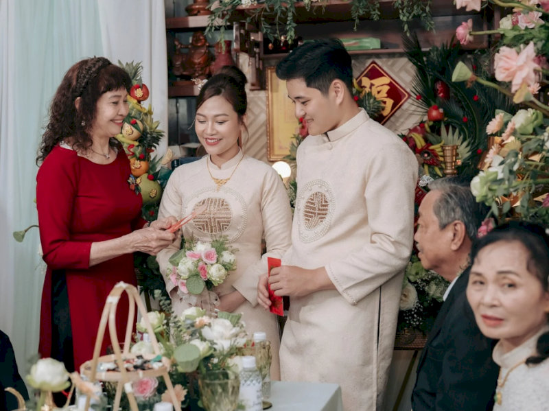 nghi-thuc-le-gia-tien-cong-giao-3-2-doc-loi-tuong-nho-ong-ba-to-tien-va-nhan-nhu-doi-tan-hon-11 Cha hoặc mẹ cô dâu gửi gắm những lời nhắn nhủ đầy yêu thương
