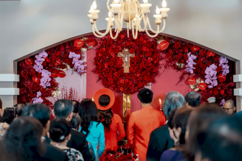 nghi-thuc-le-gia-tien-cong-giao-4-2-ghi-niem-cong-on-to-tien-14 Sau nghi thức niệm hương, cha mẹ chú rể sẽ cùng khấn nguyện, ghi niệm công ơn tổ tiên