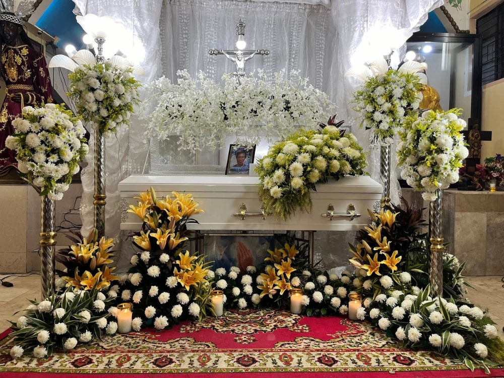 phong-cach-trang-tri-ban-tho-voi-tone-trang-chu-dao-xen-lan-tone-vang Phong Cach Trang Tri Ban Tho Voi Tone Trang Chu Dao Xen Lan Tone Vang