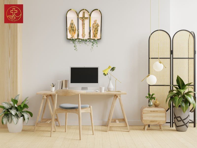 Quý gia chủ nên đặt hoa trên bệ cao để tôn các các chi tiết hoa rủ xuống (Bàn thờ Công giáo mẫu 10 - SFU-No.10)