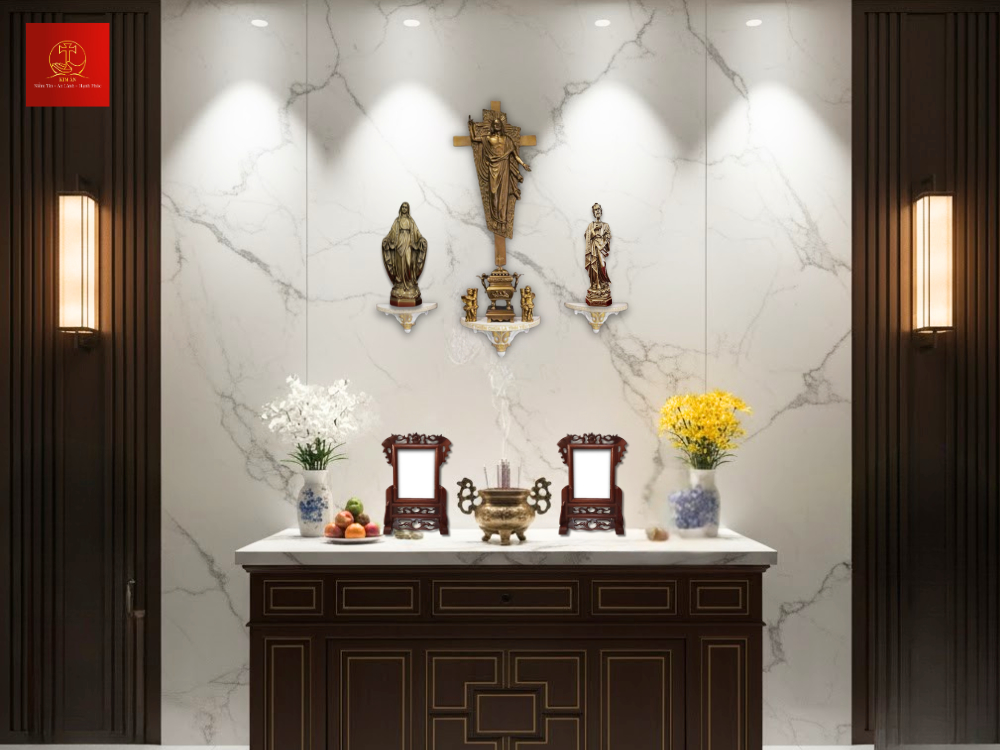 Sắp đặt Tượng Đức Mẹ Ban Ơn trên bàn thờ Công giáo chuẩn mực và trang nghiêm.