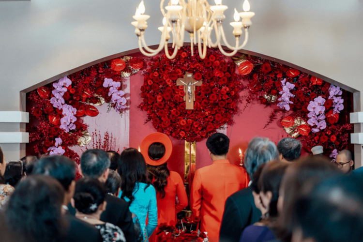 Sau nghi thức niệm hương, cha mẹ chú rể sẽ cùng khấn nguyện, ghi niệm công ơn tổ tiên (Nguồn ảnh: Internet)