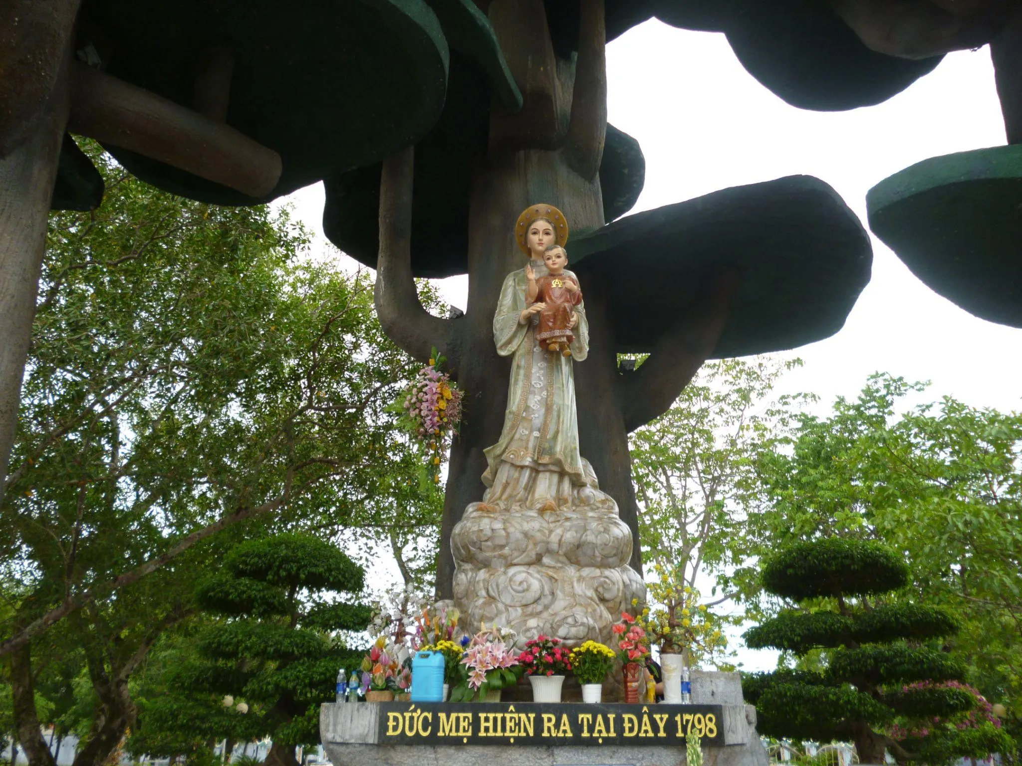 thanh-dia-duc-me-la-vang-tai-quang-tri-la-trung-tam-hanh-huong-cong-giao-lon-nhat-viet-nam-noi-duc-me-maria-duoc-tin-la-da-hien-ra-vao-nam-1798-de-an-ui-giao-dan_09278da1-ed4a-4aad-b5ac-06f58fbe5e31 Thánh địa Đức Mẹ La Vang tại Quảng Trị