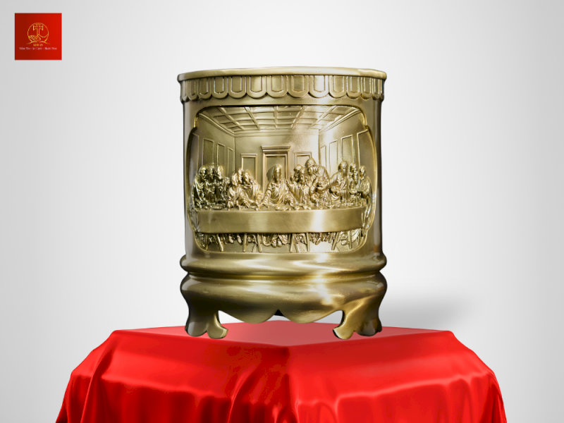 theo-dao-thien-chua-co-duoc-thap-huong-khong-4-5-mau-bat-huong-lu-huong-danh-rieng-cho-dao-cong-giao-05 Bát hương đồng họa tiết tinh xảo, phù hợp với không gian thờ phụng trong gia đình