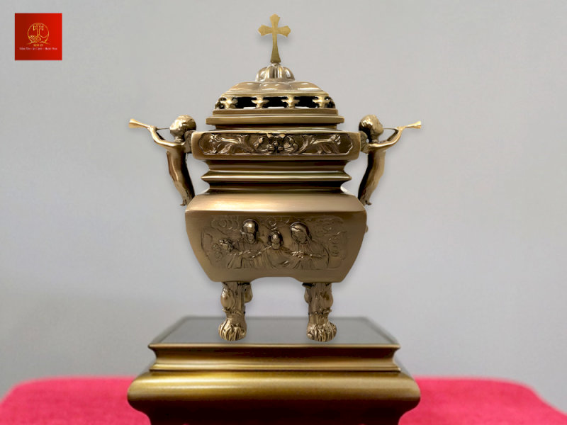 theo-dao-thien-chua-co-duoc-thap-huong-khong-4-5-mau-bat-huong-lu-huong-danh-rieng-cho-dao-cong-giao-07 Lư hương đồng vuông được chạm khắc tinh xảo