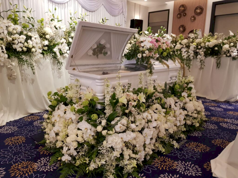 Trang trí bàn thờ đám tang Công giáo phong cách Châu Âu. (Nguồn ảnh: Direct Funeral Service)