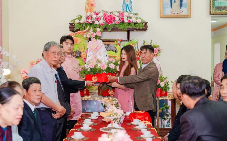 Trong phần dâng lễ vật, chú rể trang trọng mang mâm hoa quả, cô dâu bưng khay trầu cau, còn cha mẹ cô dâu chuẩn bị hương/nhang (Nguồn ảnh: Internet)