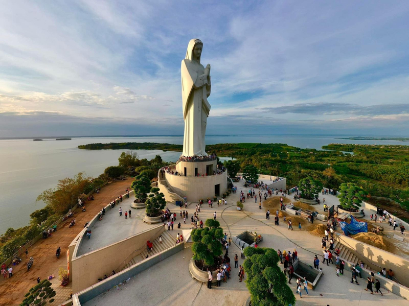 Tượng Đức Mẹ Maria cao nhất Việt Nam tọa lạc tại Trung tâm Hành hương Đức Mẹ Núi Cúi, thuộc Giáo phận Xuân Lộc, ở xã Gia Tân 1, huyện Thống Nhất, tỉnh Đồng Nai (Nguồn: Intenet).