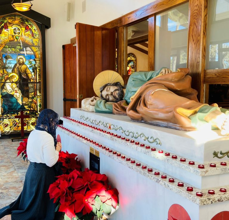 Tượng Thánh Giuse ngủ lớn tại St. Joseph Catholic Church, Mission San Jose, Fremont, California – điểm hành hương nổi bật thu hút nhiều tín hữu đến chiêm ngưỡng và cầu nguyện.