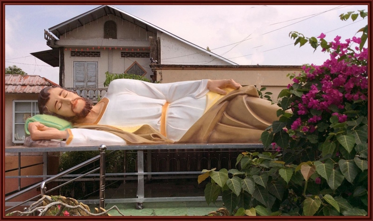 Tượng Thánh Giuse ngủ tại nhà thờ xứ đạo Châu Long (Giáo phận Long Xuyên) – tạo hình Thánh Cả nằm nghỉ an bình, gợi lên tinh thần phó thác và lắng nghe thánh ý Thiên Chúa.