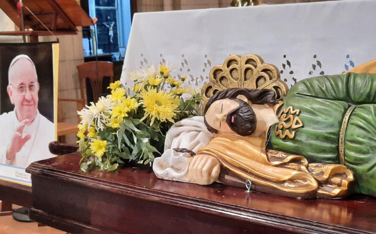 Tượng Thánh Giuse ngủ tại Vương cung thánh đường San José de Flores, Buenos Aires – nơi Đức Giáo hoàng Phanxicô từng đến cầu nguyện và tìm sự an bình.