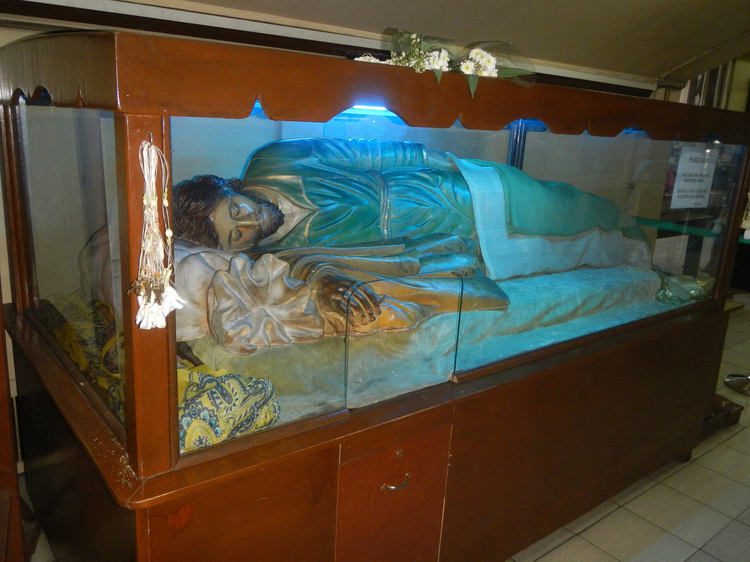 Tượng Thánh Giuse ngủ tại Giáo xứ Thánh Giuse Cubao, Thành phố Quezon, Philippines – biểu tượng của sự phó thác và lắng nghe thánh ý Thiên Chúa qua các giấc mơ.