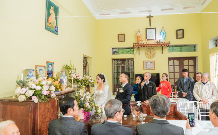Việc chọn trang phục lịch sự, hài hòa giúp buổi lễ trở nên ấm cúng và trang nghiêm (Nguồn ảnh: Internet)